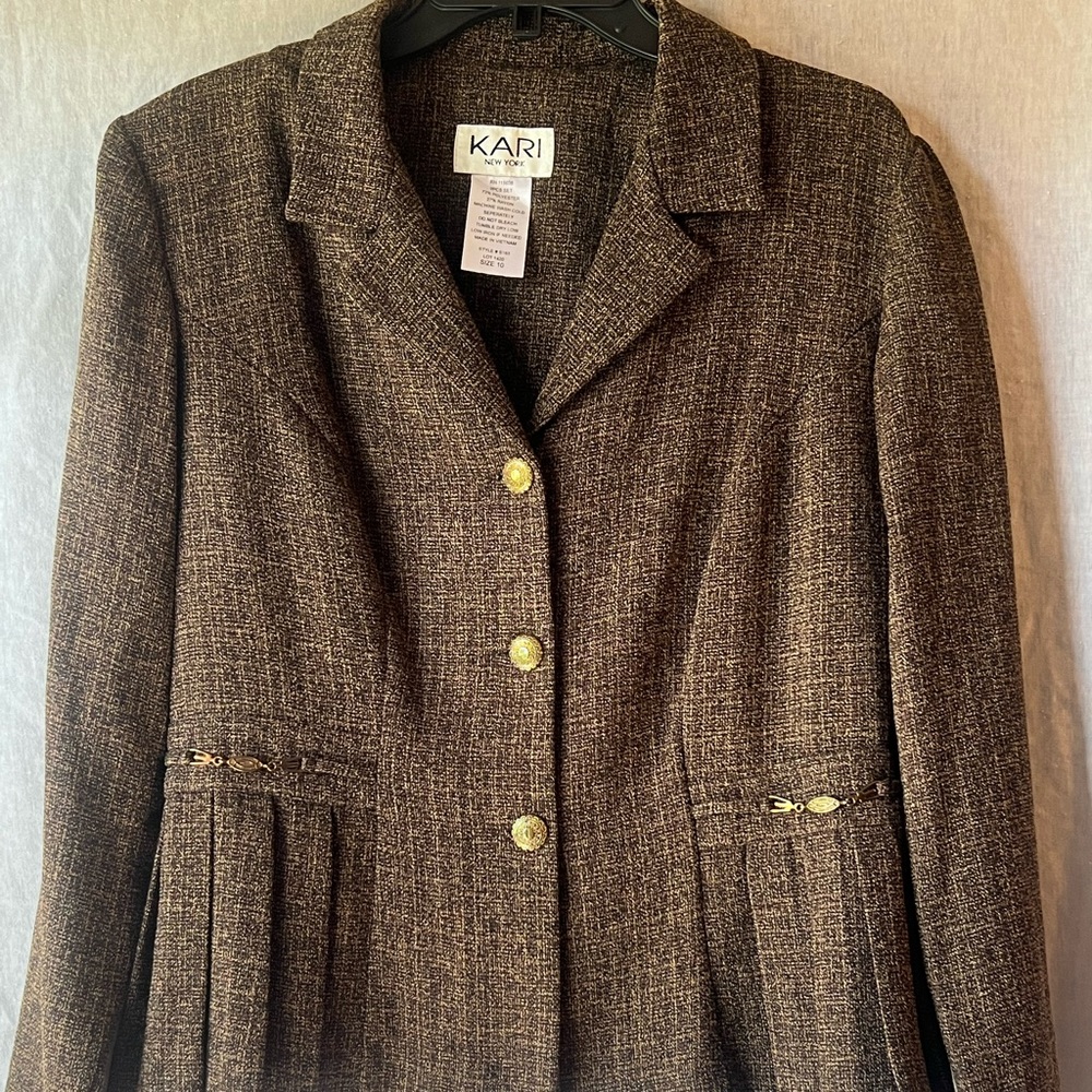 KARI NEW YORK WOMEN’S 2 PIECE SUIT, Gently Used